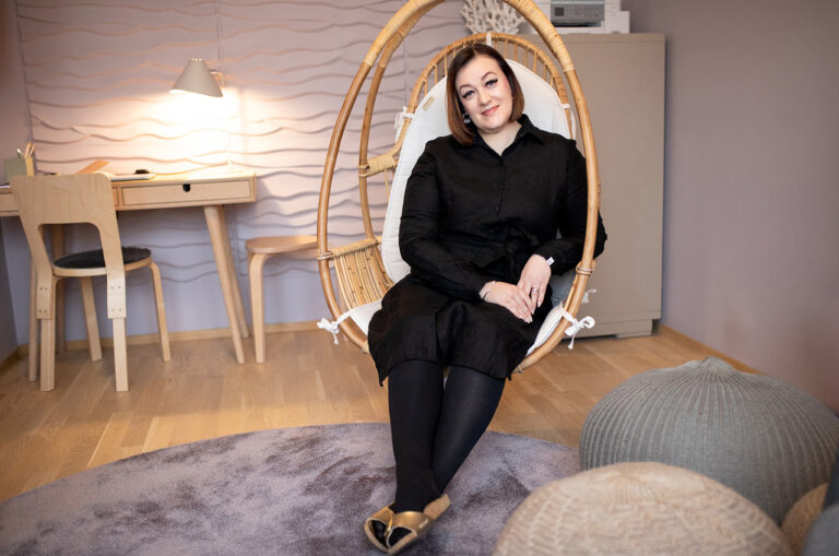 Psykoterapeutti Noora Laine vastaanotollaan Raumalla.